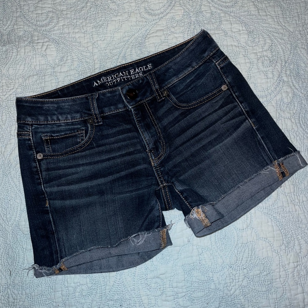 AMERICAN EAGLE Midi Denim Shorts in Medium Wash Color